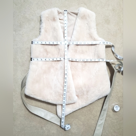 Chicwish asymetric faux fur vest wrap with faux leather belt cream M sleeveless - Picture 10 of 15